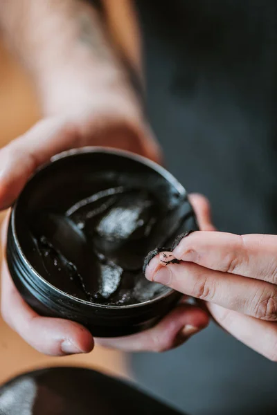 Vue recadrée du bocal de barbier avec pommade cheveux noirs — Photo de stock