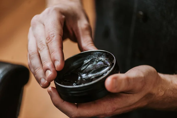 Vista cortada do homem segurando jar com cabelo preto pomade — Fotografia de Stock