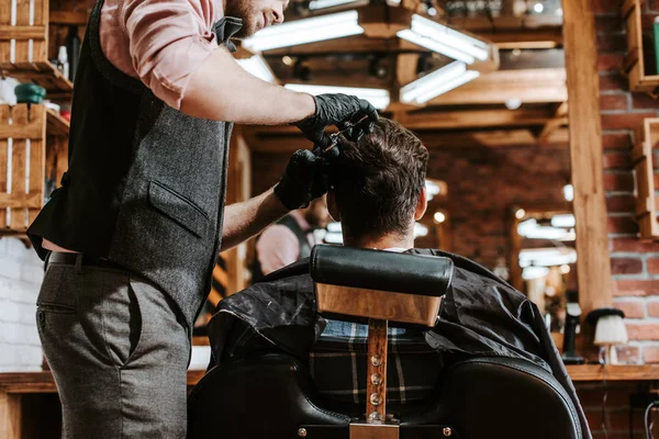 Barbeiro barbudo corte de cabelo do homem na barbearia — Fotografia de Stock