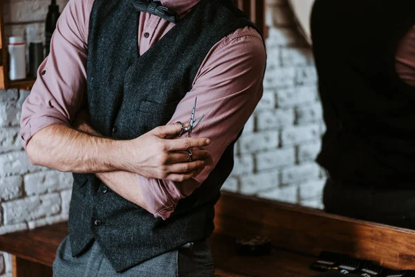 Cropped view of barber holding sharp scissors in barbershop — Stock Photo