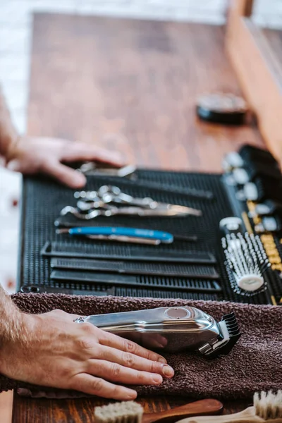 Cropped view of barber near hairdressing equipment — Stock Photo