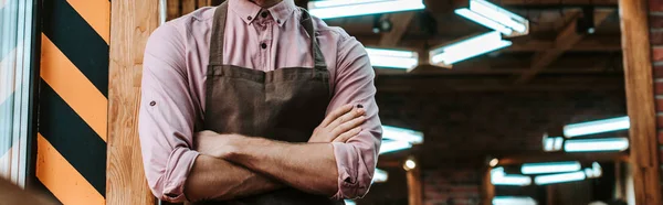 Plano panorámico de barbero de pie con brazos cruzados - foto de stock