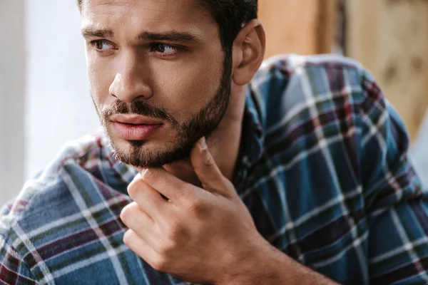 Schöner bärtiger Mann berührt Gesicht im Friseurladen — Stockfoto