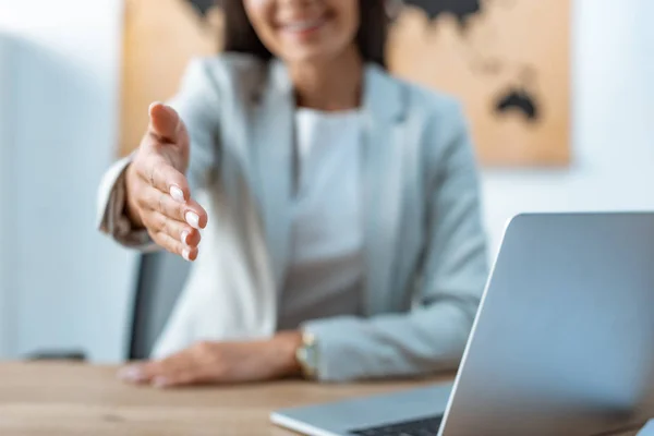 Selektiver Fokus des Reisebüros ausgestreckte Hand im Zeichen des Deals — Stockfoto