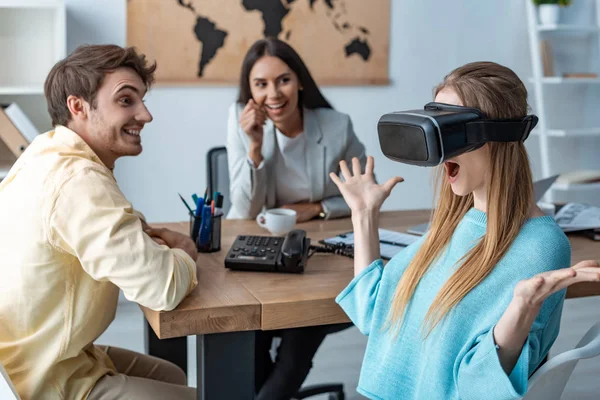 Excited girl using vr headset near boyfriend and travel agent — Stock Photo