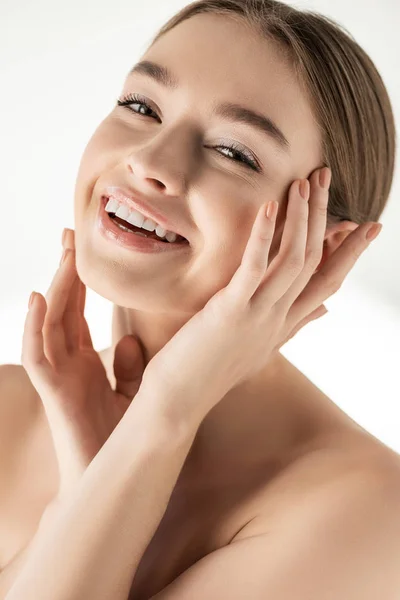 Chica sonriente desnuda positiva posando aislada en blanco - foto de stock