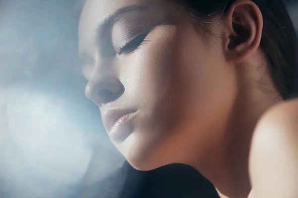 Портрет привабливої ніжної дівчини на сірому з спалахами лінз — стокове фото