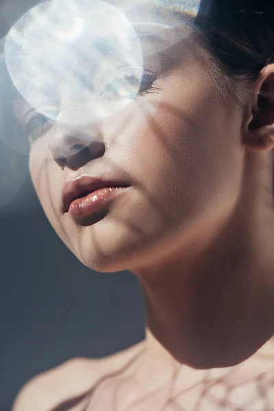 Retrato de jovem mulher nua em cinza com flares de lente — Fotografia de Stock