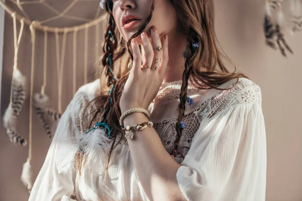 Vista recortada de chica con trenzas en vestido boho blanco en beige con atrapasueños - foto de stock