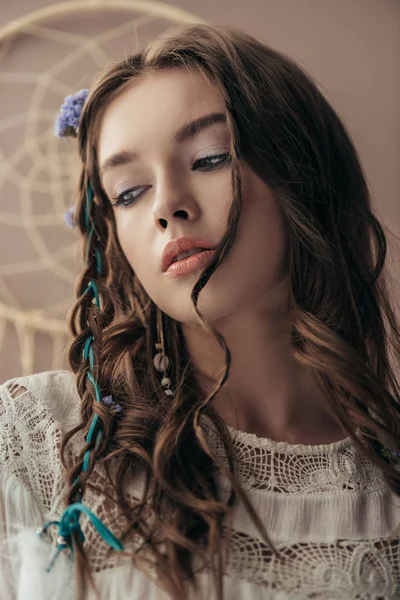 Atractiva chica tierna con trenzas en vestido boho blanco en beige con atrapasueños - foto de stock