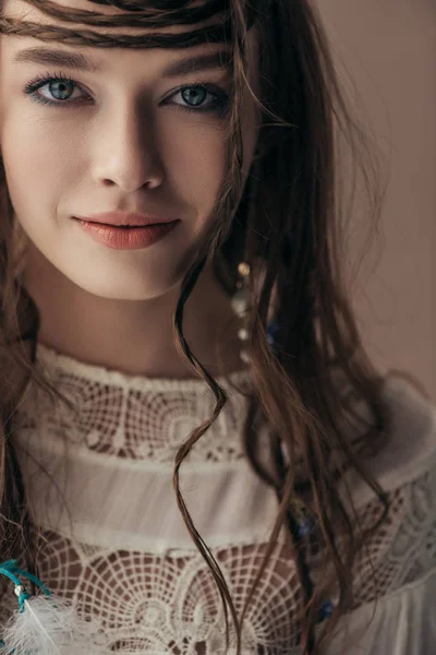 Belle fille souriante avec des tresses en robe blanche boho sur beige — Photo de stock
