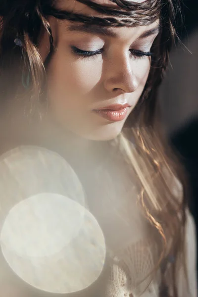 Mulher boho concurso com tranças no penteado posando em cinza com flares de lente — Fotografia de Stock