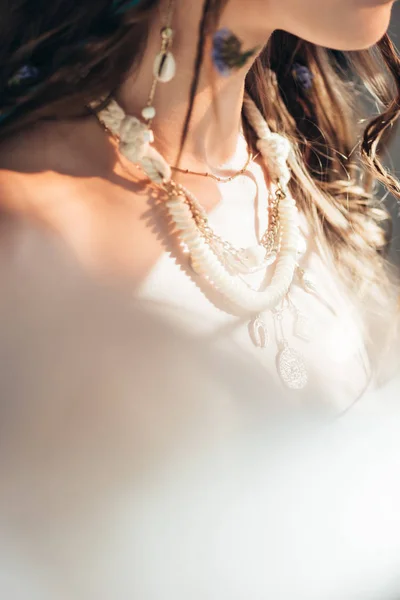 Vue recadrée de nu fille boho avec collier — Photo de stock