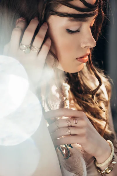 Tierna chica boho con trenzas en peinado posando sobre gris con bengalas de lente - foto de stock