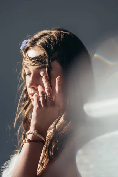 Tendre fille boho avec des tresses dans la coiffure posant sur gris avec des fusées éclairantes — Photo de stock