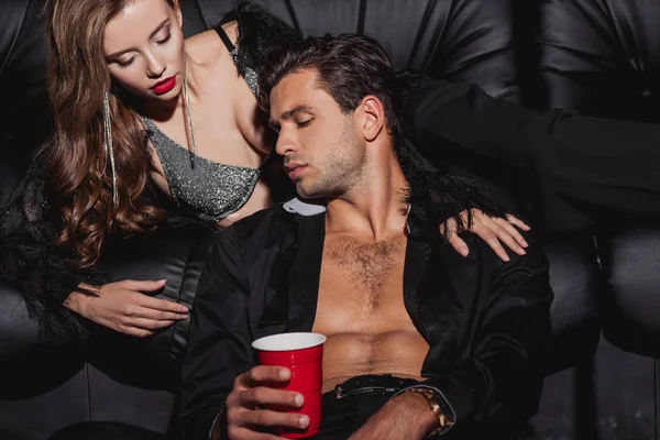 Attraktive Frau umarmt sexy und gutaussehenden Mann isoliert auf schwarz — Stockfoto