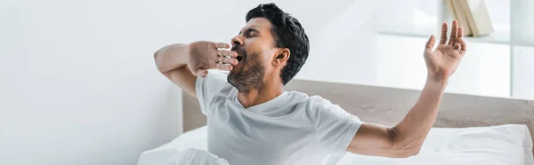 Панорамний знімок красивого бі-расового чоловіка позіхання вранці — стокове фото
