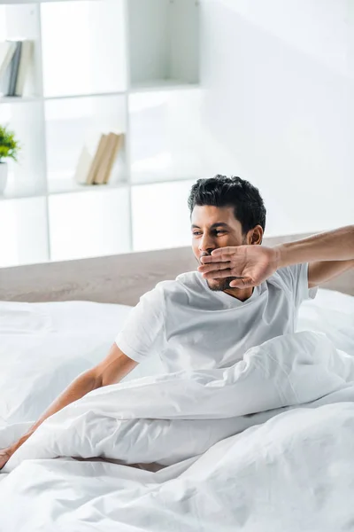 Красивый двурасовый мужчина зевает и просыпается утром — стоковое фото