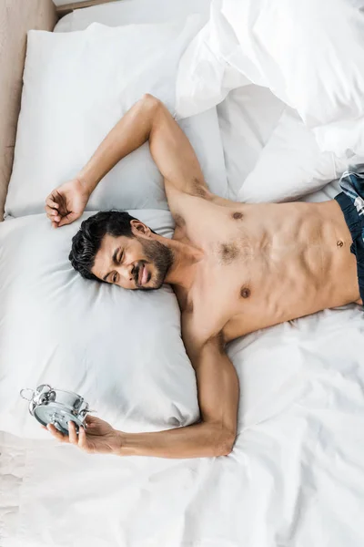 Вид сверху сексуального и красивого мужчины двух рас, спящего в постели по утрам — стоковое фото
