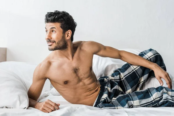 Schöner und sexy Mann mit zwei Rassen, der morgens lächelt und wegschaut — Stockfoto