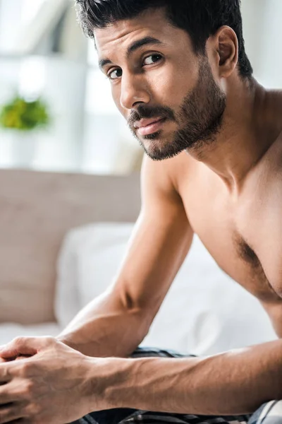 Beau et sexy bi-racial homme regardant caméra le matin — Photo de stock