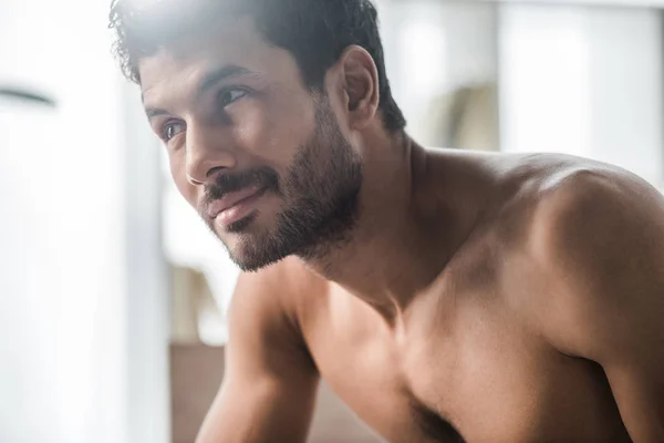 Bonito e sexy bi-racial homem sorrindo e olhando para longe de manhã — Fotografia de Stock
