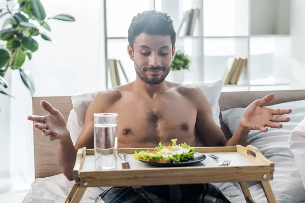 Bonito e sorridente bi-racial homem tomando café da manhã — Fotografia de Stock