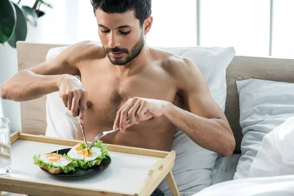 Guapo y sexy bi-racial hombre desayunando en la mañana - foto de stock