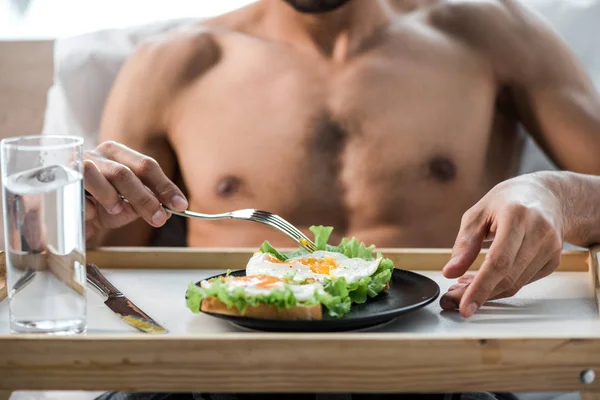 Corte vista de sexy bi-racial homem tomando café da manhã — Fotografia de Stock