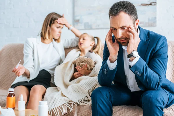 Worried father touching head and mother sitting near diseased daughter — Stock Photo