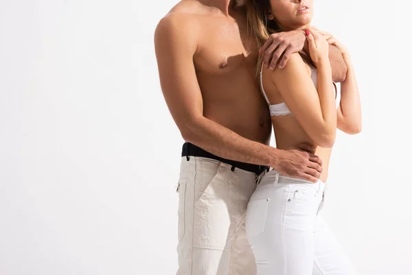 Recortado vista de hermosa sensual pareja abrazo aislado en blanco - foto de stock
