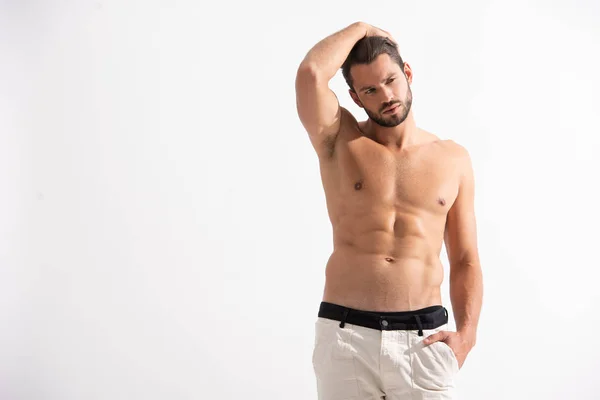 Hombre guapo sin camisa en jeans blancos, aislado en blanco - foto de stock