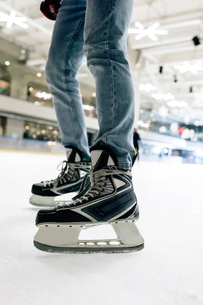 Visão cortada do homem em patins em pé na pista de patinação — Fotografia de Stock