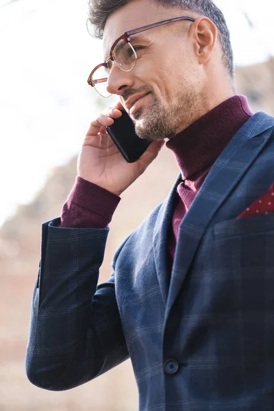 Vista a basso angolo di uomo d'affari che parla su smartphone all'aperto — Foto stock