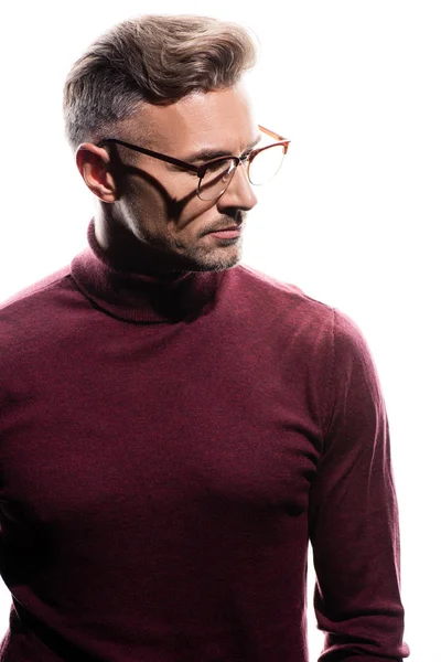 Schöner Mann mit Brille, der isoliert von Weiß wegschaut — Stockfoto
