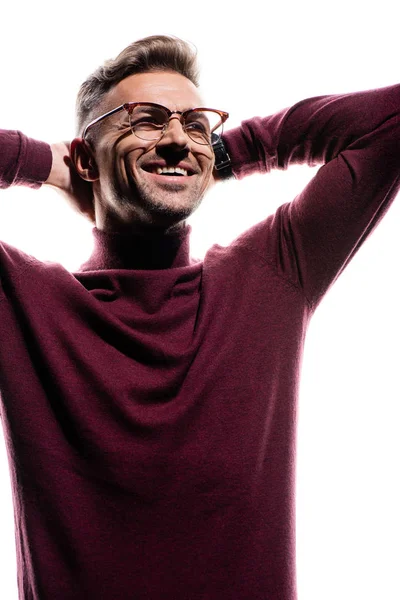 Bello uomo con le mani dietro la testa sorridente isolato su bianco — Foto stock