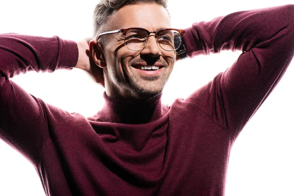 Lächelnder Mann mit Brille, die Hände hinter dem Kopf, der isoliert auf weißem Grund wegschaut — Stockfoto