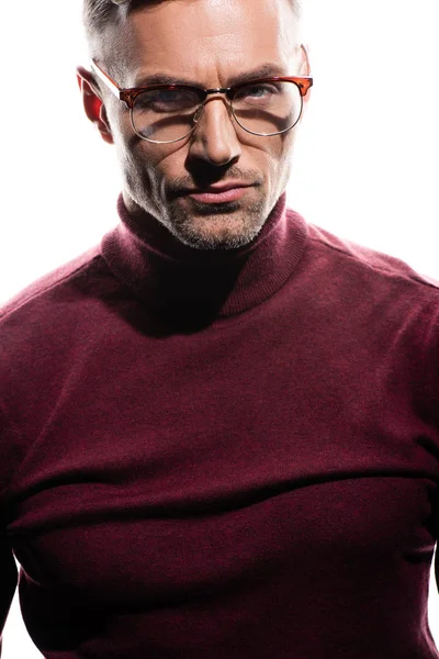 Selbstbewusster Mann mit Brille blickt vereinzelt in die Kamera — Stockfoto