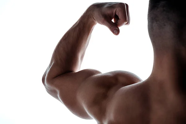 Visão cortada do fisiculturista muscular mostrando tríceps na sombra isolado no branco — Fotografia de Stock