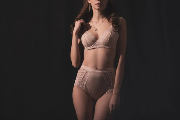 Corte vista de sexy jovem mulher no lingerie posando isolado no preto — Fotografia de Stock