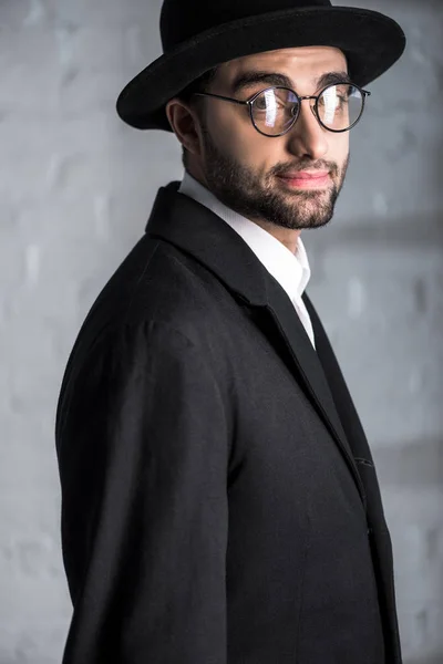 Bel homme juif dans des lunettes regardant la caméra — Photo de stock