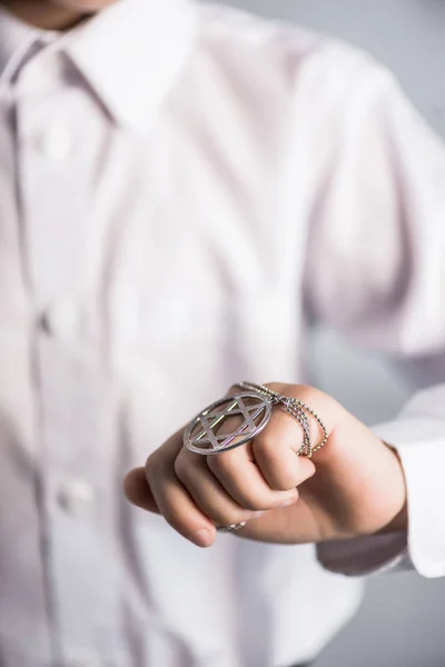 Vue recadrée du garçon juif en chemise tenant étoile du collier david — Photo de stock