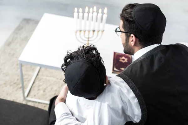 Blick auf jüdischen Vater, der Sohn in Wohnung umarmt — Stockfoto