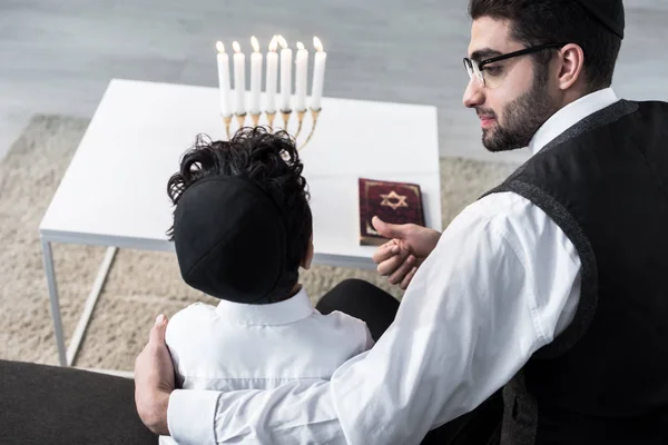 Blick auf jüdischen Vater, der Sohn in Wohnung umarmt — Stockfoto