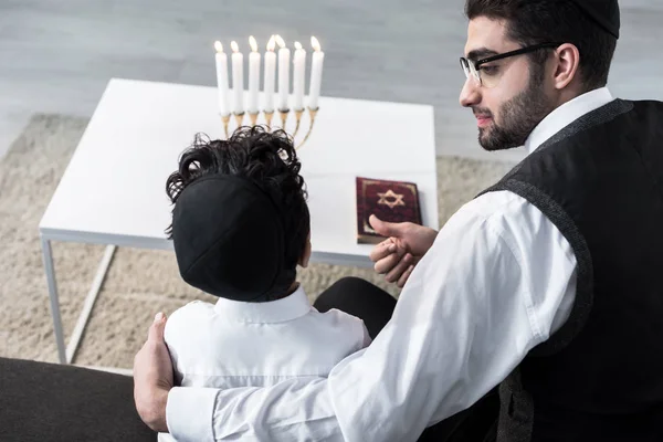 Vue aérienne du père juif étreignant son fils dans l'appartement — Photo de stock