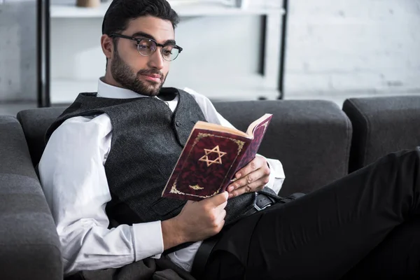 Beau et jeune homme juif dans des lunettes lecture tanakh — Photo de stock