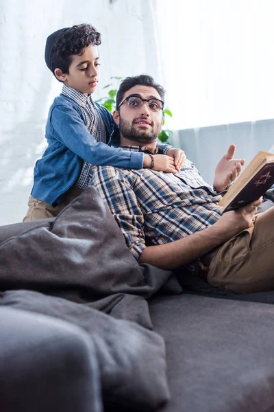 Pai judeu segurando tanakh e falando com o filho — Fotografia de Stock