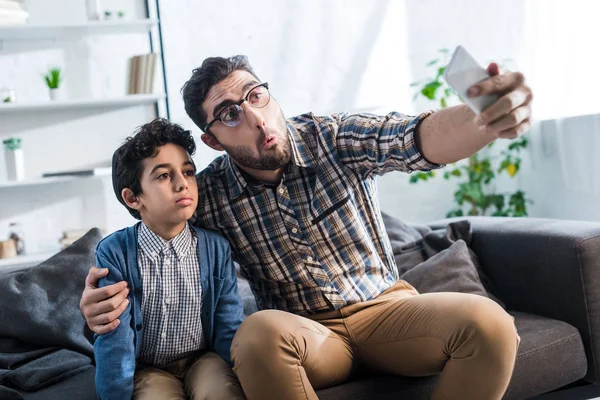 Ebreo padre prendere selfie con carino figlio in appartamento — Foto stock