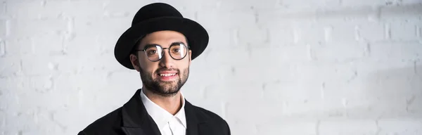 Panoramic shot of smiling jewish man in glasses looking at camera — Stock Photo