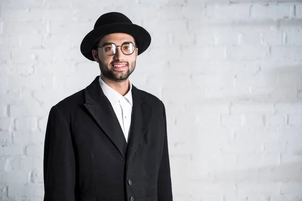 Handsome and smiling jewish man in glasses looking at camera — Stock Photo